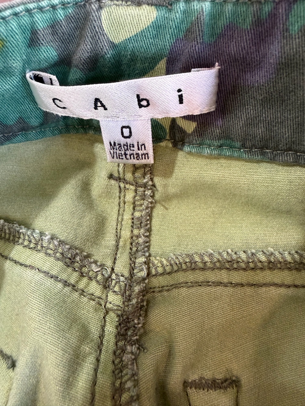 CAbi Camo Skinny Ankle Pants Women’s Size 0 Zip Ankle Stretch Crop Pants - Picture 3 of 11